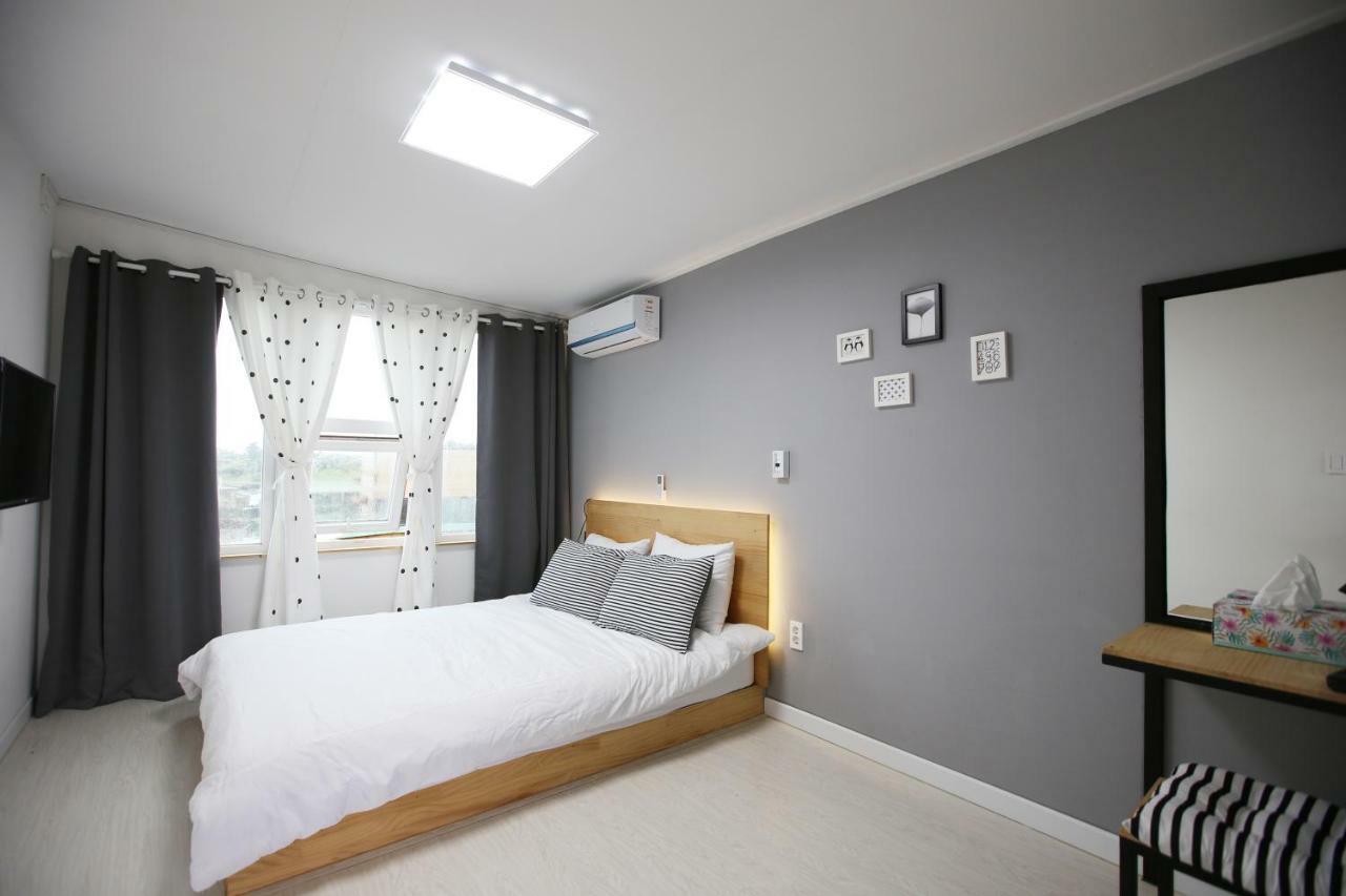 Ian Guesthouse Jeju Exteriör bild